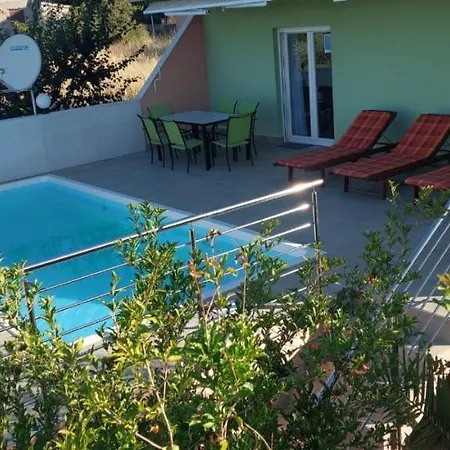 M&m With Private Pool Kucine